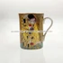 Kép 2/2 - Porcelán bögre Klimt mintával, belül lila díszcsomagolásban 300 ml